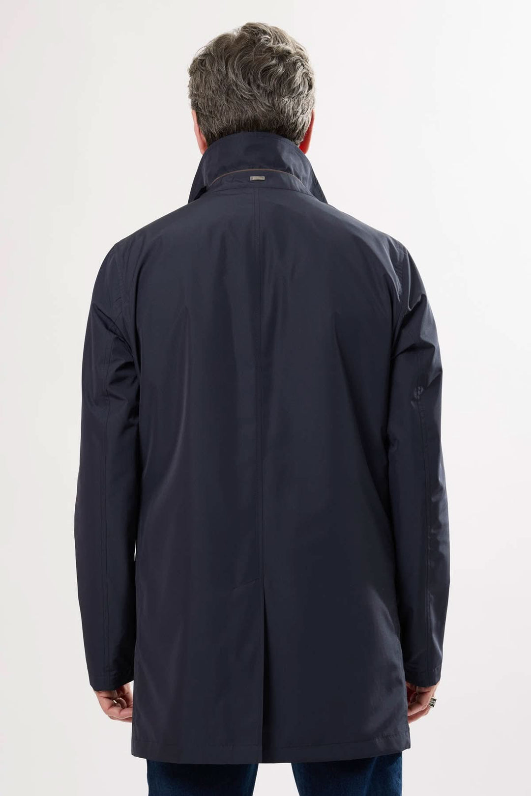 Imperméable à col structuré, coupe moderne et confortable, vue de dos, couleur sombre.