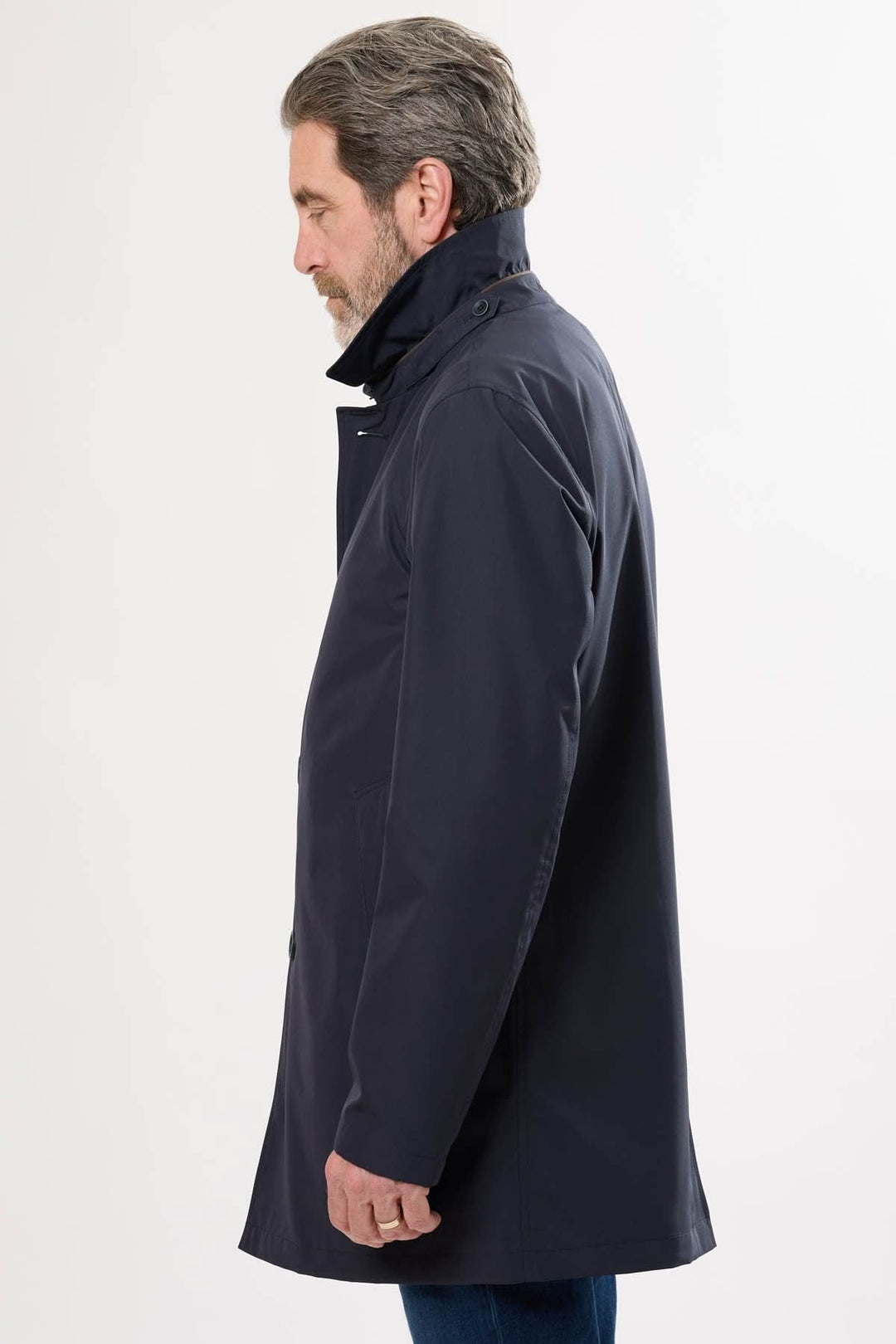 Imperméable à col structuré en couleur sombre, léger et résistant à l'eau, parfait pour les jours de pluie.