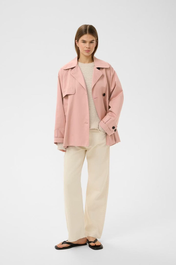 Imperméable court à col large pour un style moderne et épuré, parfait pour une tenue décontractée ou soignée.