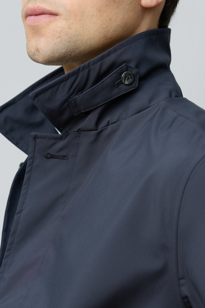 Imperméable en microfibre technique, coupe classique, col chemise, fermetures boutonnées, design élégant et moderne.