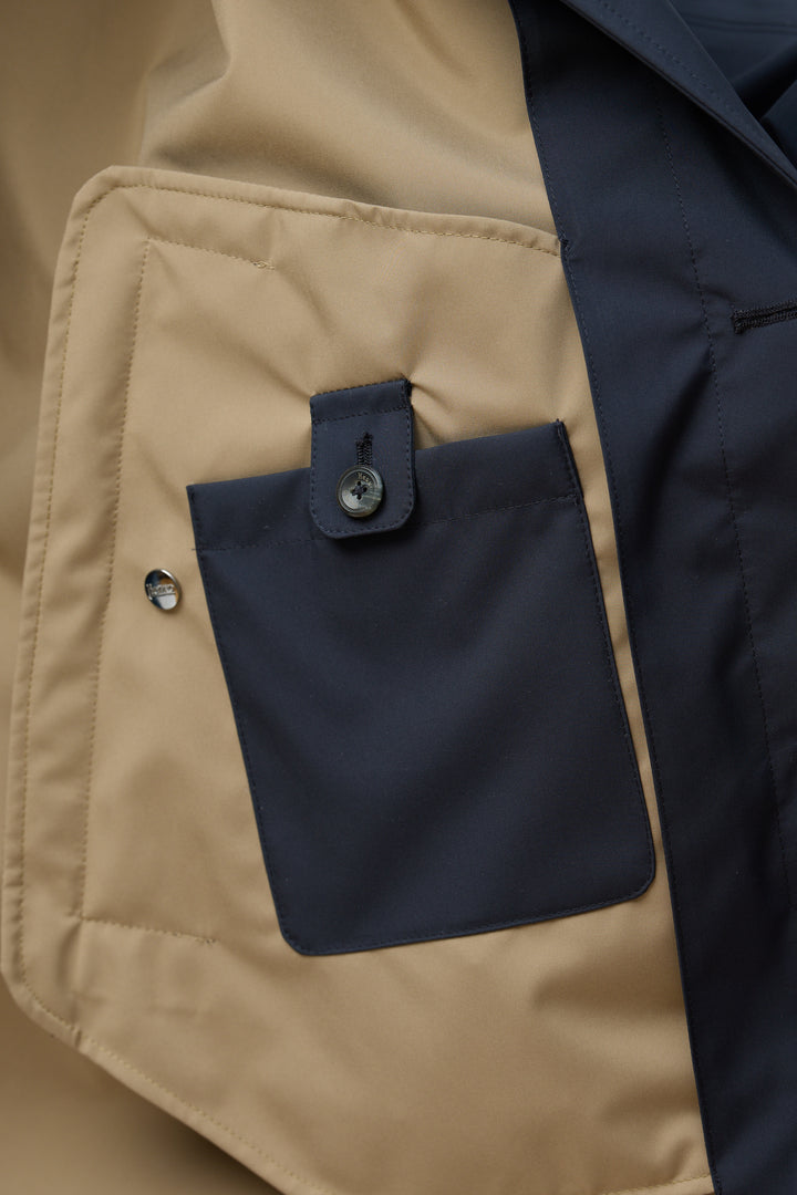 Détail de poche sur imperméable en microfibre technique avec finition signature Herno.
