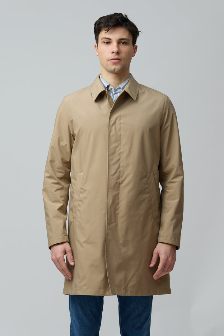 Homme portant un imperméable en microfibre technique avec col chemise et fermeture boutonnée, idéal pour l&