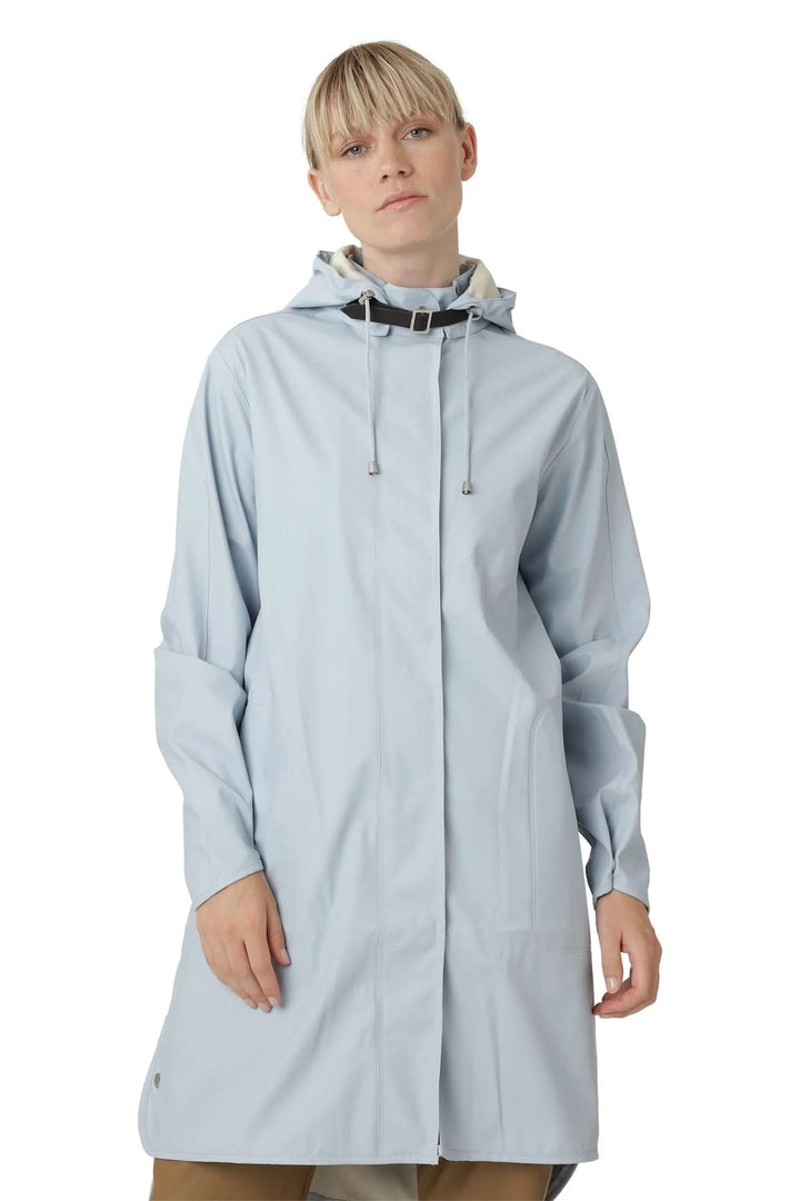 Manteau imperméable léger avec capuche ajustable, offrant élégance et confort optimal par temps pluvieux.