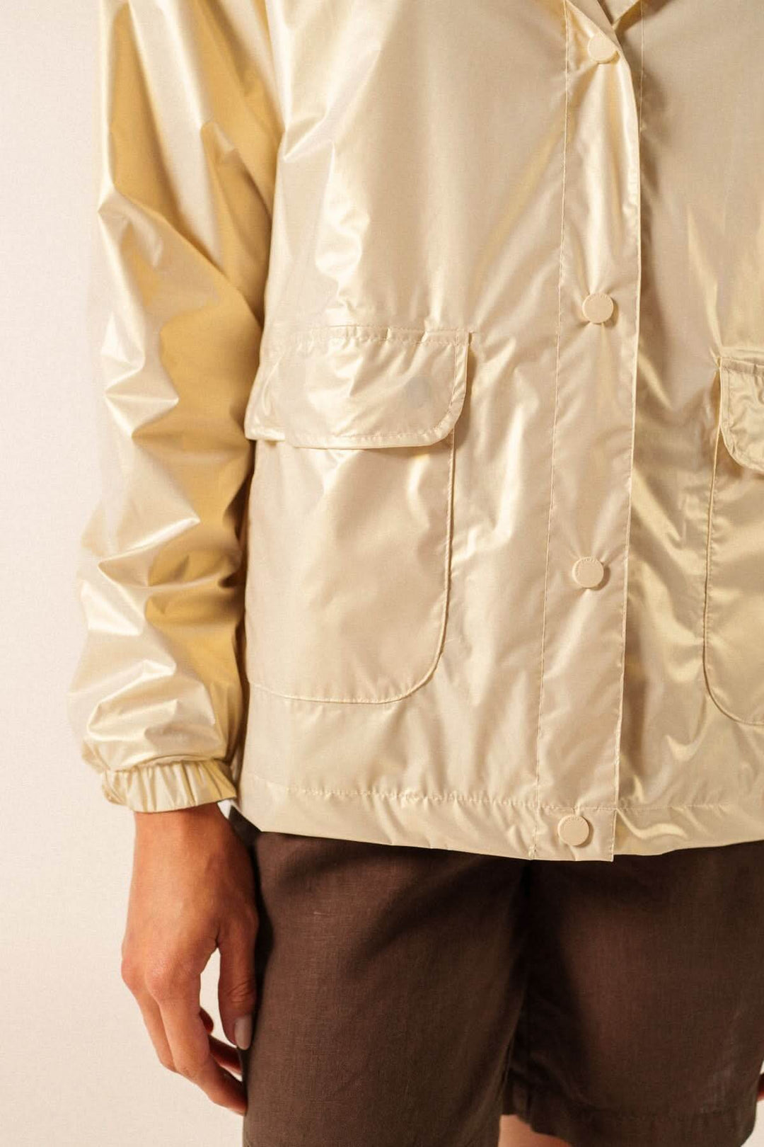 Imperméable léger à capuche STE IRIS en matière déperlante, style moderne, coupe confortable pour mi-saison, look urbain ou décontracté.