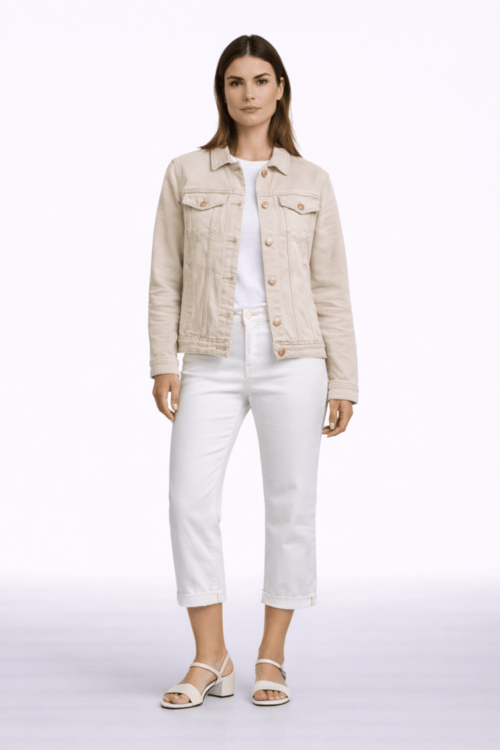 Jacket de style denim avec silhouette épurée, finitions soignées, idéale pour superposer sur tenues décontractées ou habillées.