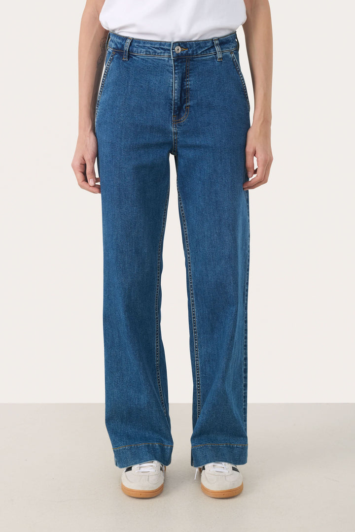 Jean Barba à jambe large pour un style moderne, avec taille régulière et poches latérales, parfait pour un look décontracté.