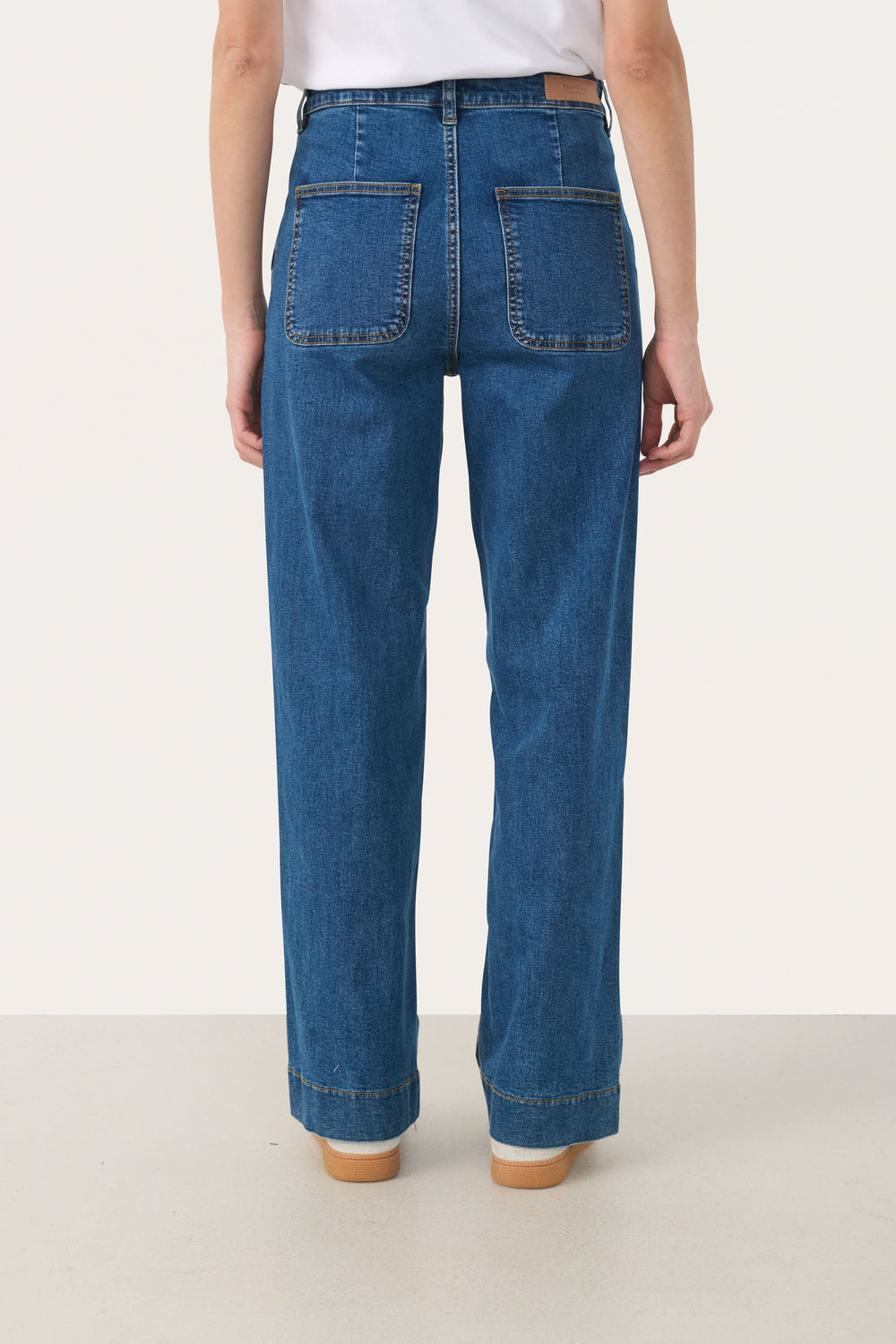 Vue arrière d'un Jean Barba à jambe large avec poches arrière, taille régulière, et couture soignée, style moderne et décontracté.