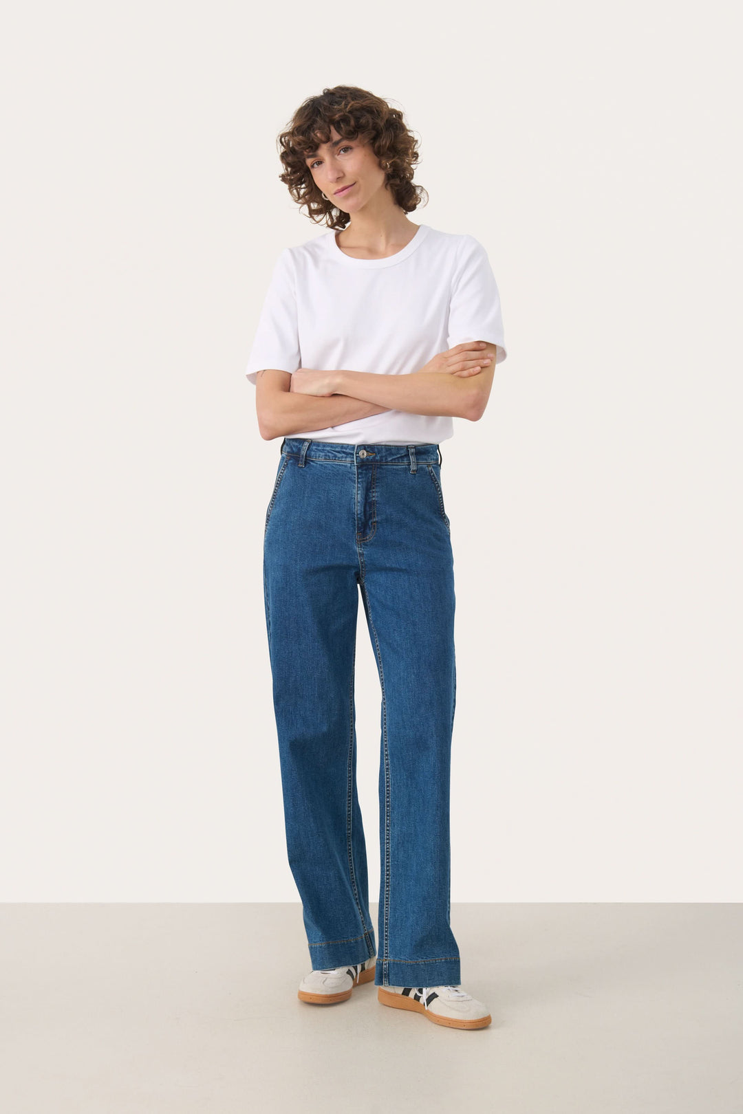 Jean Barba à jambe large moderne, taille régulière, avec poches latérales. Un style décontracté parfait pour un look quotidien.