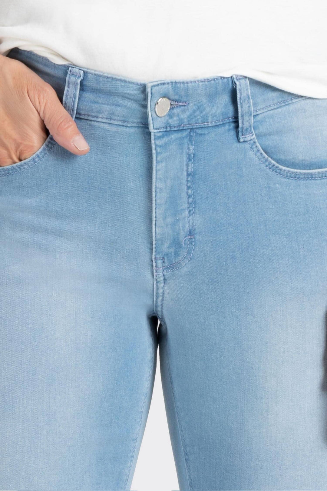 Jean Dream de Mac, jean bleu clair à coupe droite avec poches et bouton, élégant et confortable.