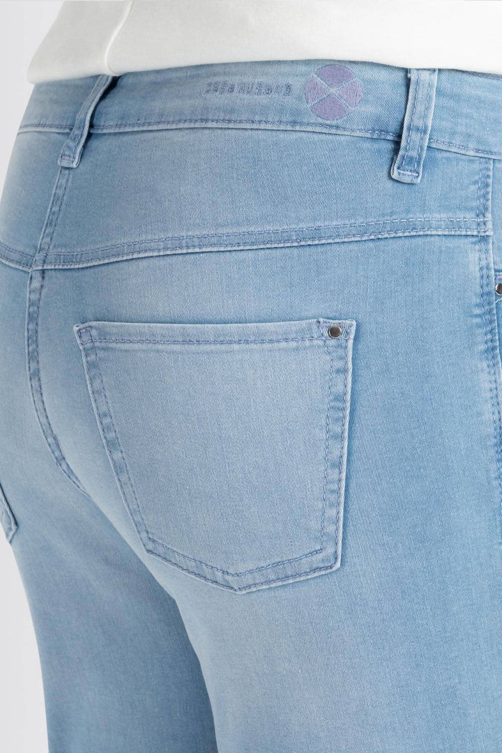 Jean Dream par Mac, jean bleu clair à coupe droite mettant en valeur une silhouette féminine et élégante.