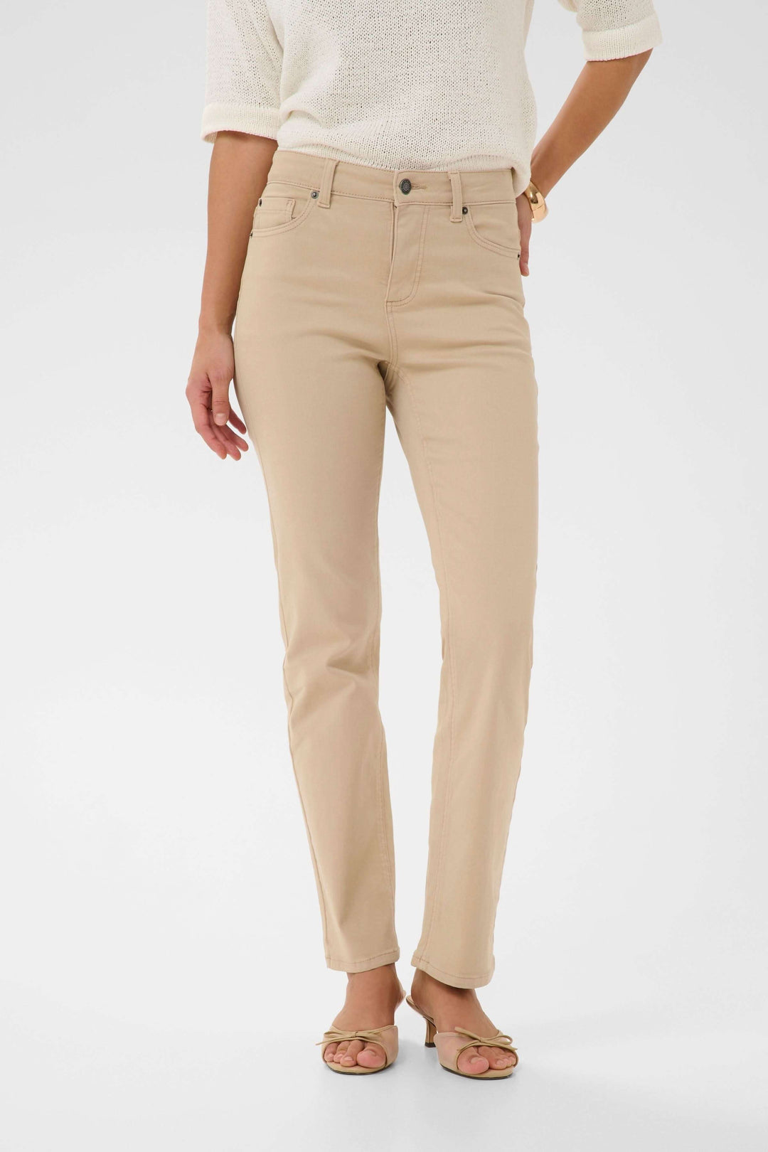 Jean Harriet coupe droite ajustée en beige, offrant une silhouette épurée et confortable, idéal pour une garde-robe polyvalente.