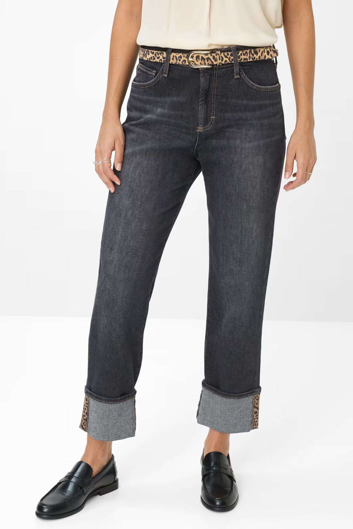 Jean Madison avec revers contrastés, coupe droite moderne, et ceinture imprimée, parfait pour un look tendance.