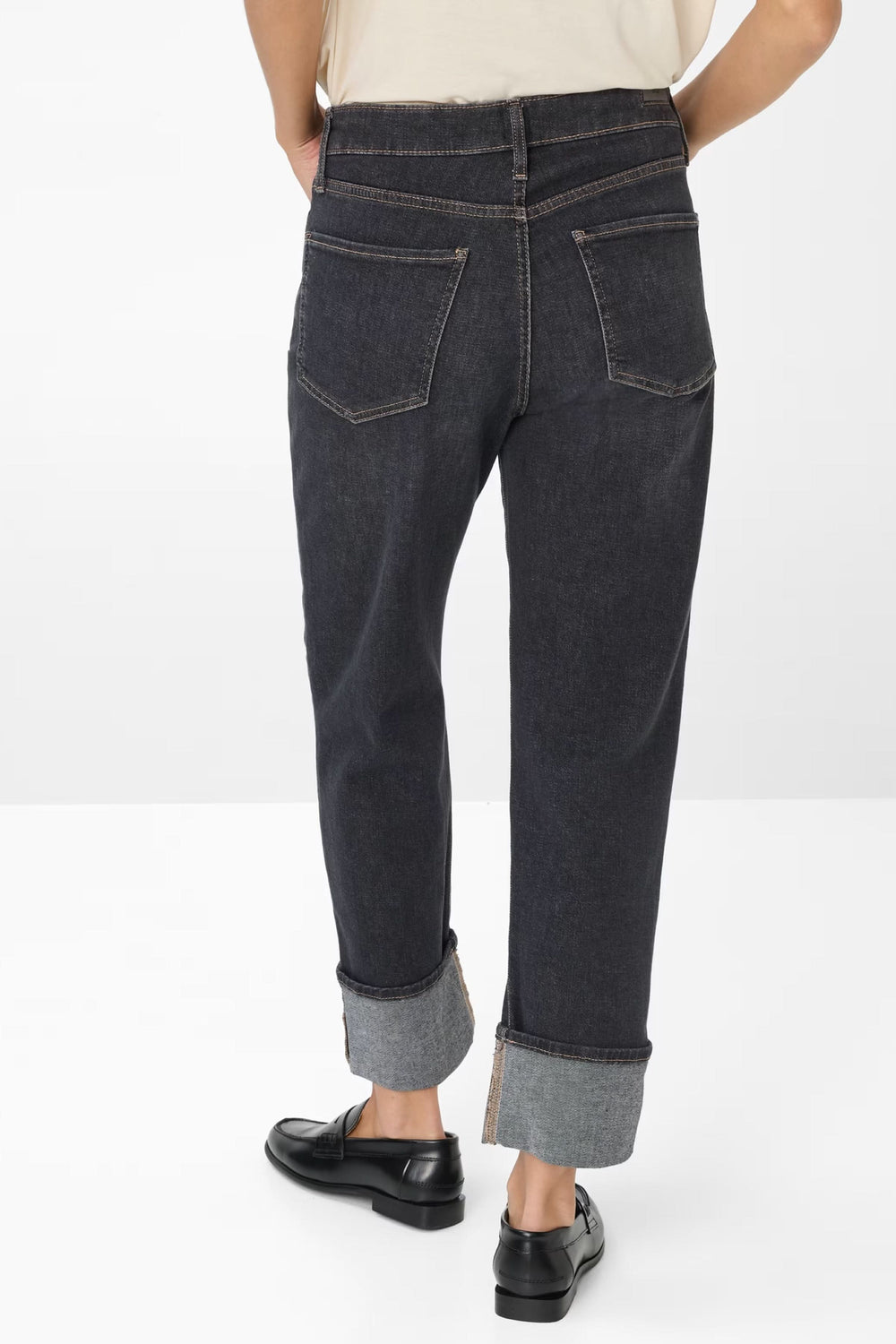 Jean Madison en denim noir avec revers contrastés, coupe droite moderne et poches fonctionnelles.