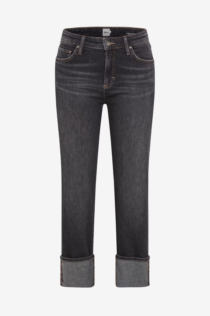 Jean Madison avec revers contrastés, coupe droite moderne et délavage subtil.