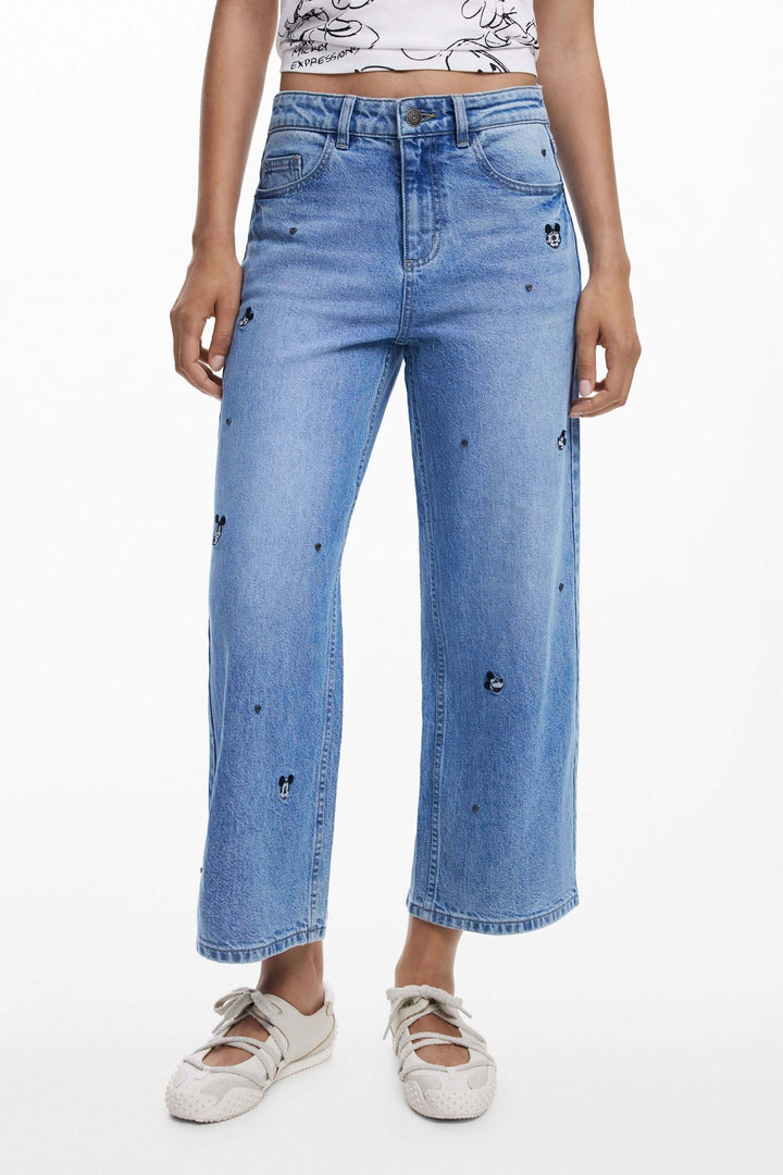 Jean Mickey à jambe large avec broderies Mickey Mouse, coupe ample et style décontracté, parfait pour un look urbain.