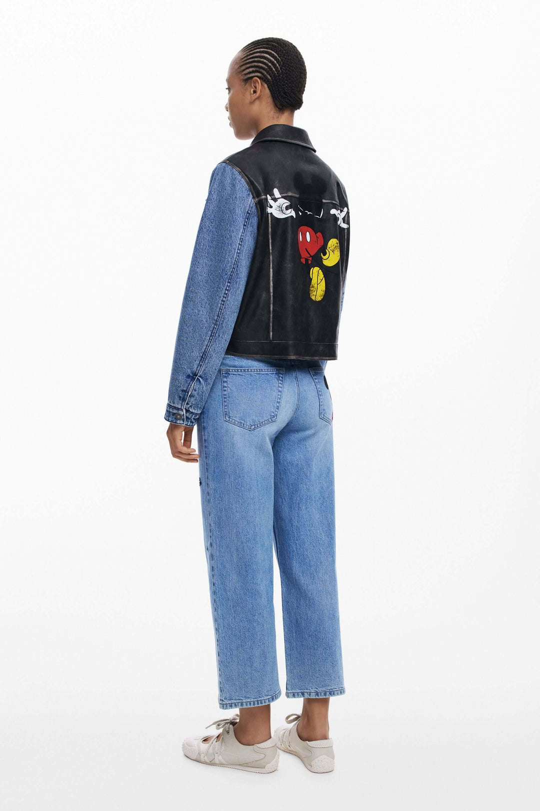 Jean Mickey à jambe large avec broderies Mickey Mouse, style décontracté, coupe ample, idéal avec t-shirt graphique, vue de dos.