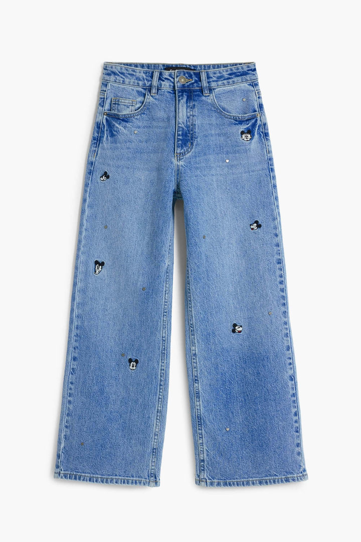 Jean Mickey à jambe large avec broderies de Mickey Mouse, coupe ample et détails modernes pour un look décontracté et original.