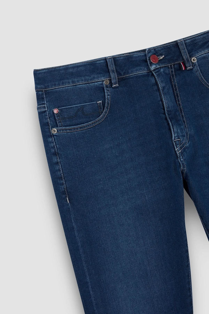 Jean Red Rivet coupe régulière en denim bleu avec détails signature.