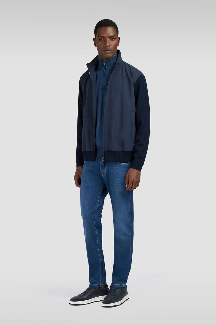 Homme portant le Jean Red Rivet coupe régulière denim bleu avec une veste bleue, style moderne et décontracté.