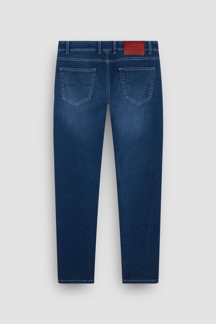 Jean Red Rivet coupe régulière en denim délavé vue de dos, offrant confort et liberté de mouvement avec détails soignés.