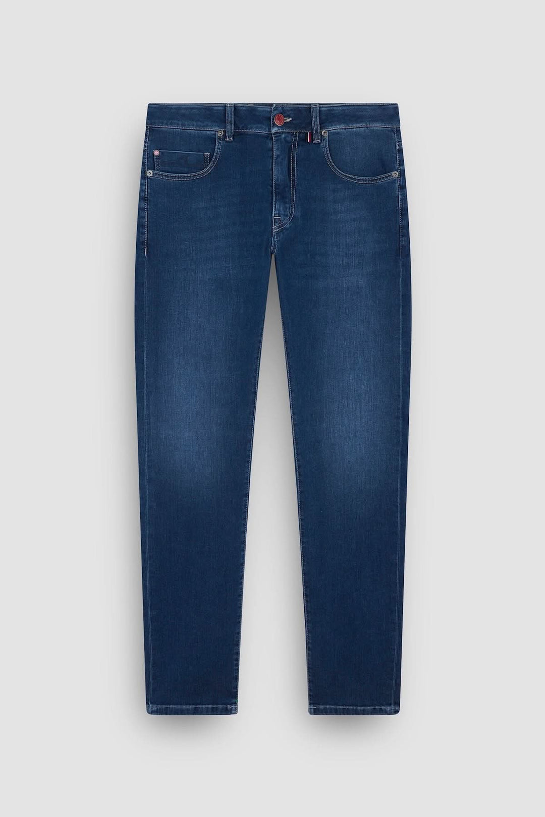 Jean Red Rivet coupe régulière en denim bleu avec détails distinctifs, confectionné en coton Giza pour confort optimal.