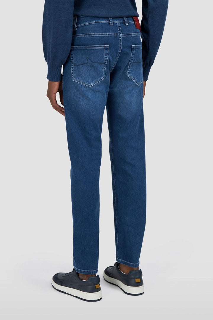 Jean Red Rivet coupe régulière, arrière du jean en denim bleu, coupe moderne et polyvalente, tissu extensible pour confort.