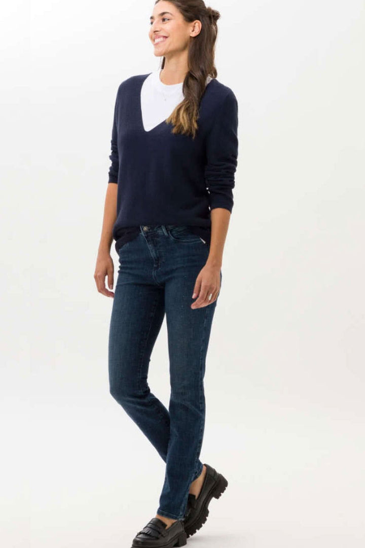 Femme portant un jean skinny Shakira vintage avec un pull bleu marine, montrant un style tendance et moderne.