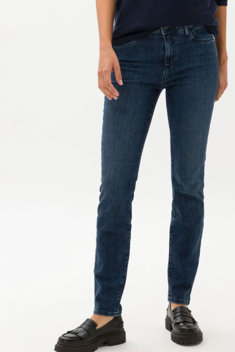 Jean Shakira femme skinny vintage bleu foncé, taille régulière et poches sophistiquées.