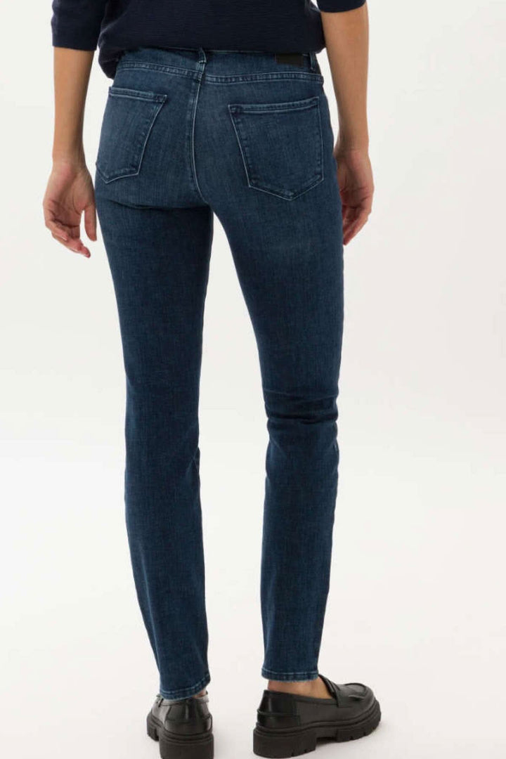 Jean Shakira skinny femme, style vintage avec design sophistiqué et finitions en strass, vue arrière.