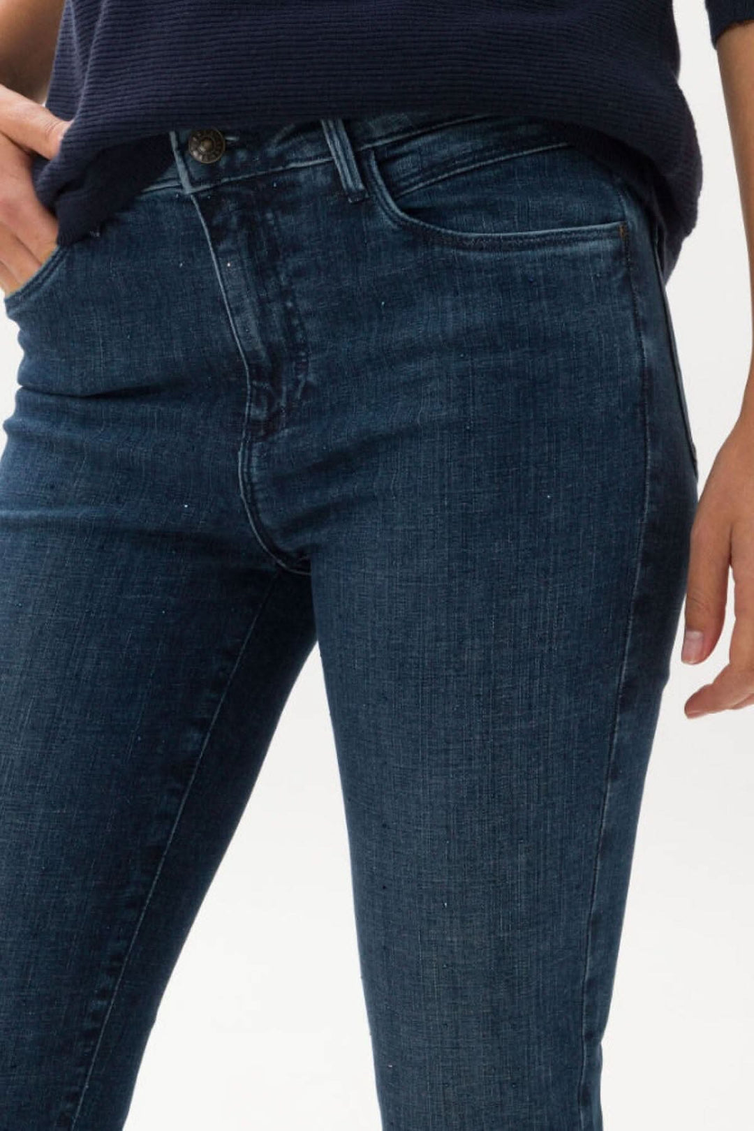 Jean Shakira vintage en denim bleu, coupe skinny, détails sophistiqués et poches design.