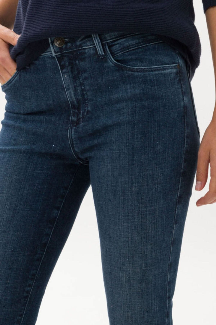 Jean Shakira vintage en denim bleu, coupe skinny, détails sophistiqués et poches design.