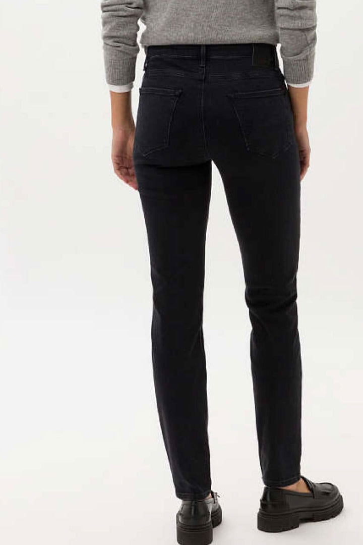 Jean Shakira skinny femme, coupe slim, vu de dos avec poches sophistiquées et strass.