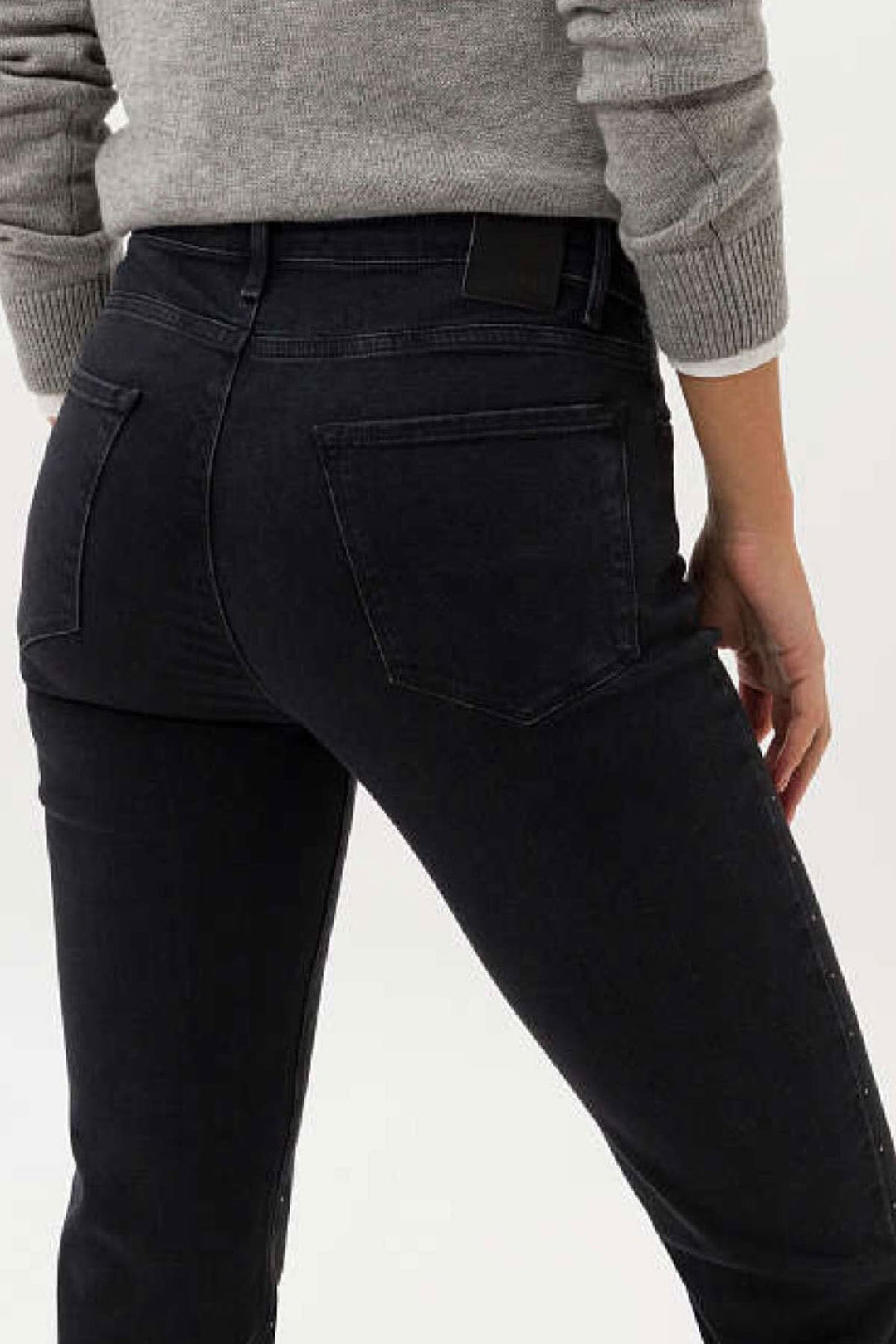 Jean skinny noir Shakira avec poches sophistiquées et strass, pour un look tendance et féminin.