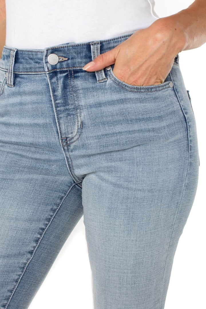 Jean capri à revers en denim délavé, coupe ajustée et taille mi-haute, vue des détails des poches.