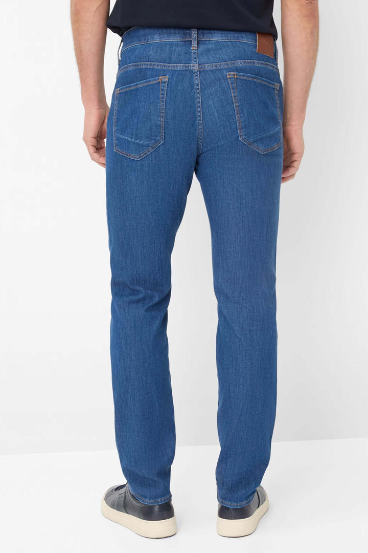 Jean cinq poches en denim bleu, coupe droite légèrement fuselée, vue arrière pour un style décontracté et élégant.