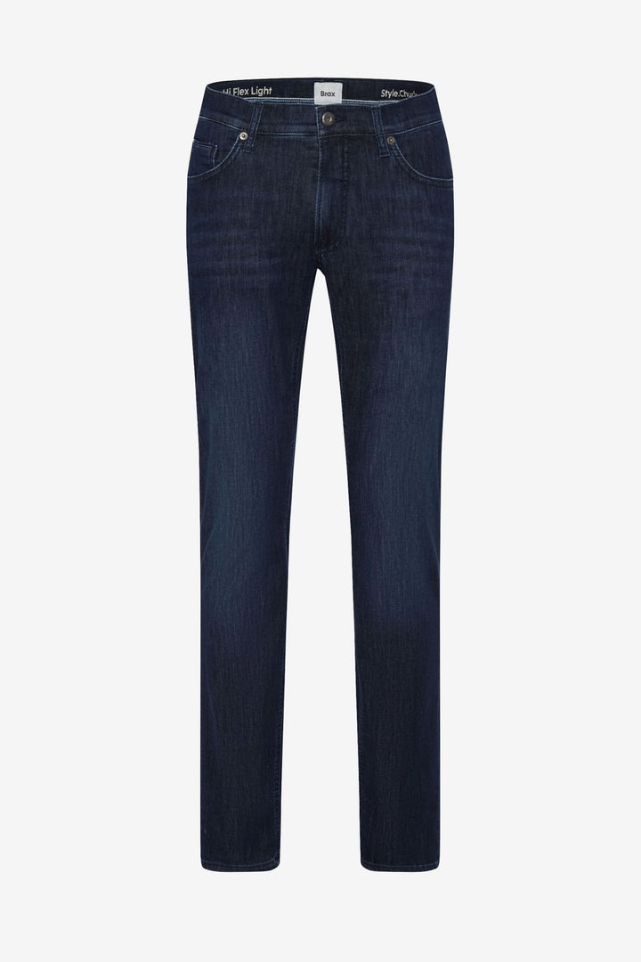 Jean cinq poches coupe moderne en denim bleu, confortable et élégant pour tenues décontractées.