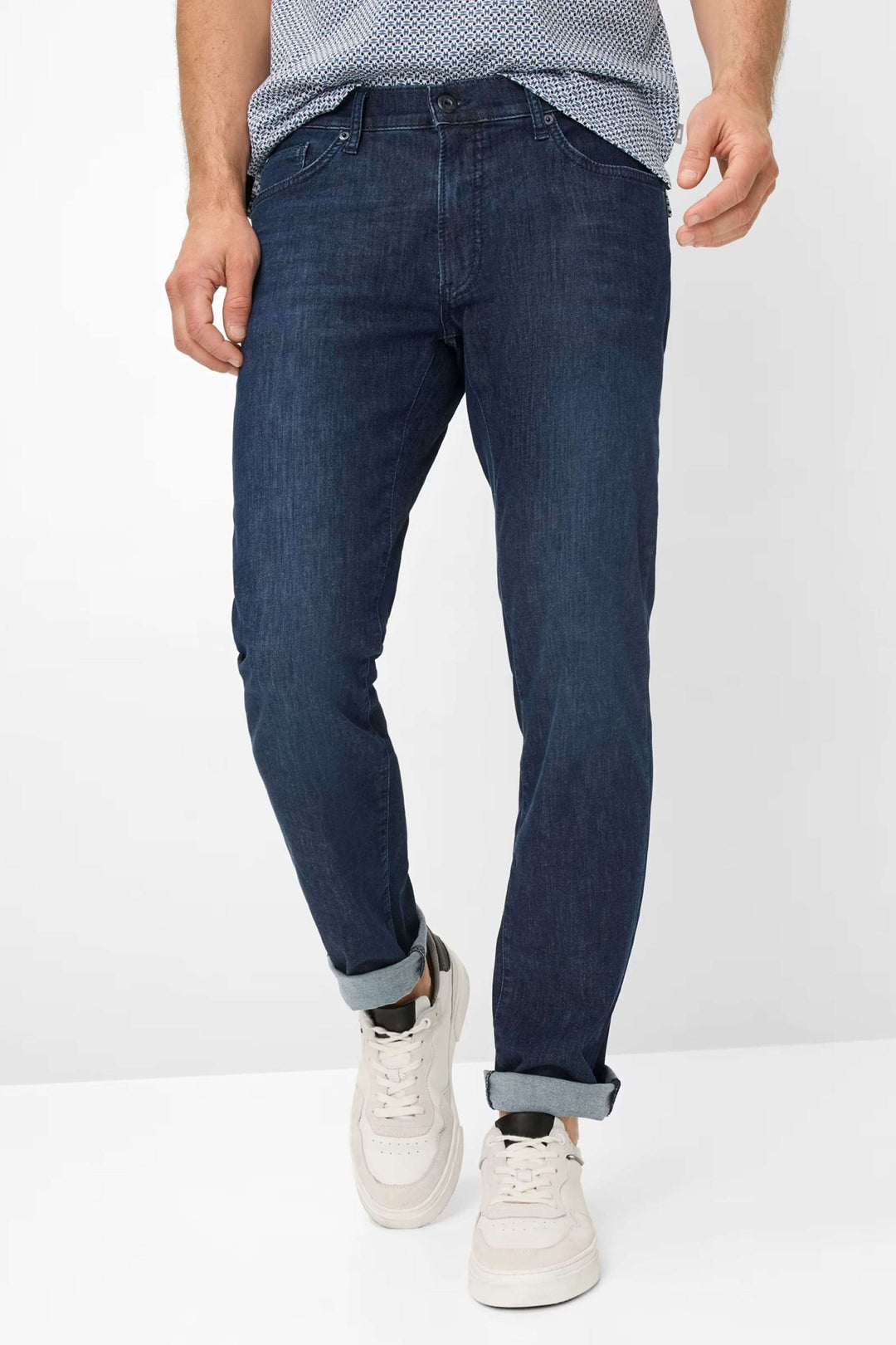 Jean cinq poches à coupe moderne, en denim extensible, avec fermeture à bouton et poches classiques.