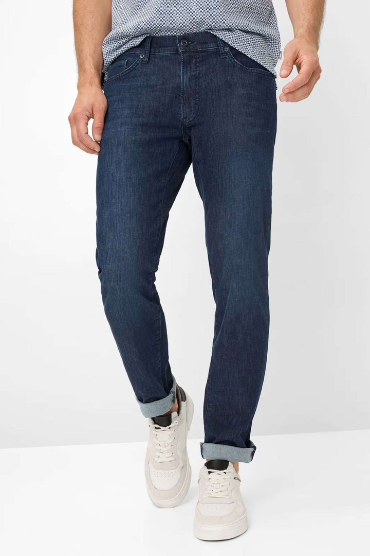 Jean cinq poches à coupe moderne, en denim extensible, avec fermeture à bouton et poches classiques.