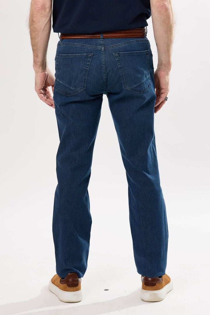 Jean classique pour homme, coupe droite en denim extensible, vue arrière avec ceinture marron.