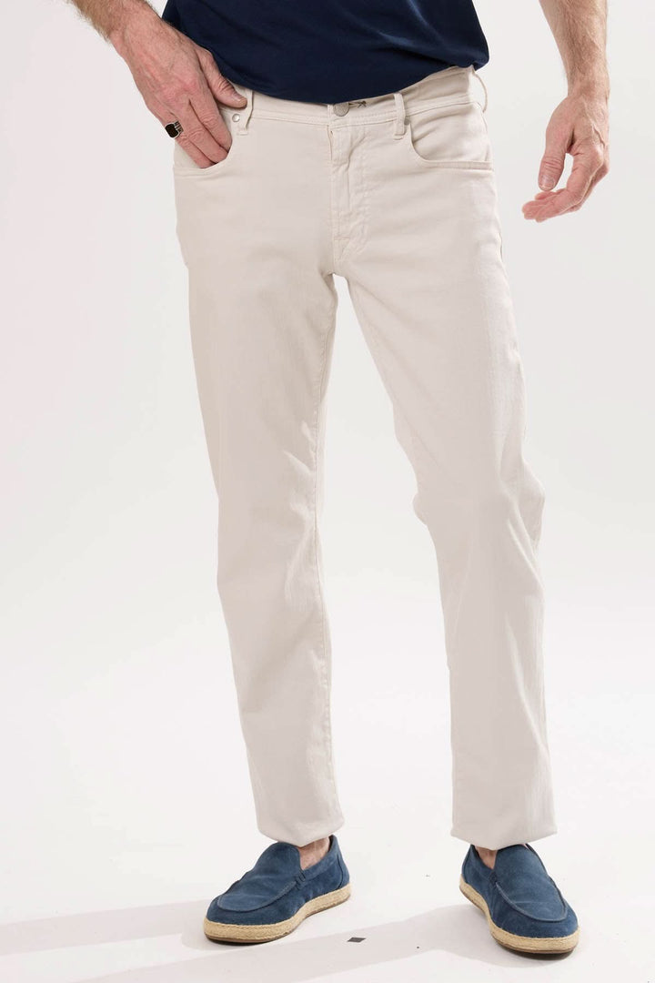 Jean coupe ajustée beige avec tissu extensible, idéal pour un look moderne et confortable au quotidien.