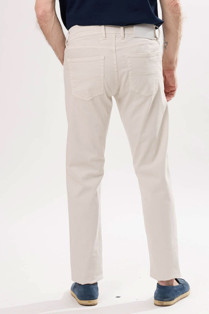 Jean coupe ajustée beige, vue arrière, avec cinq poches et tissu extensible pour un confort optimal.