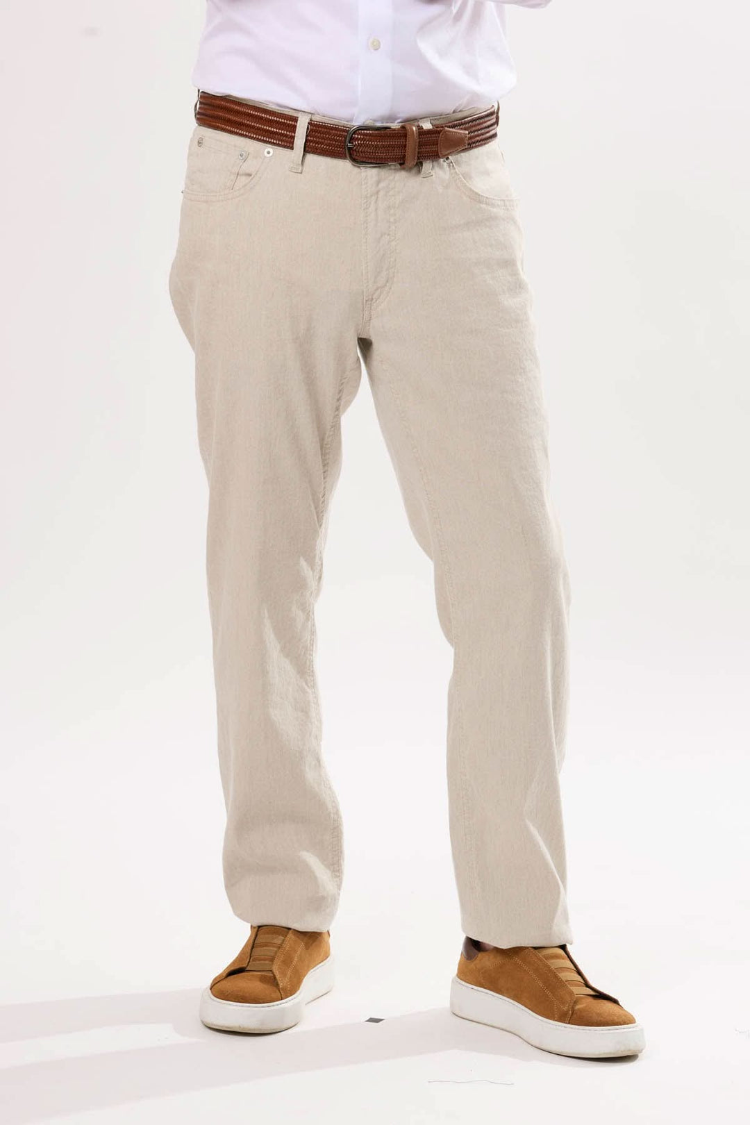 Jean coupe droite clair, léger, avec ceinture marron, chaussures décontractées, style estival.