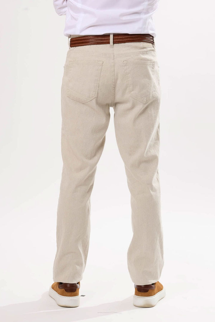 Jean coupe droite clair, tissu léger et confortable, idéal pour un style estival décontracté.