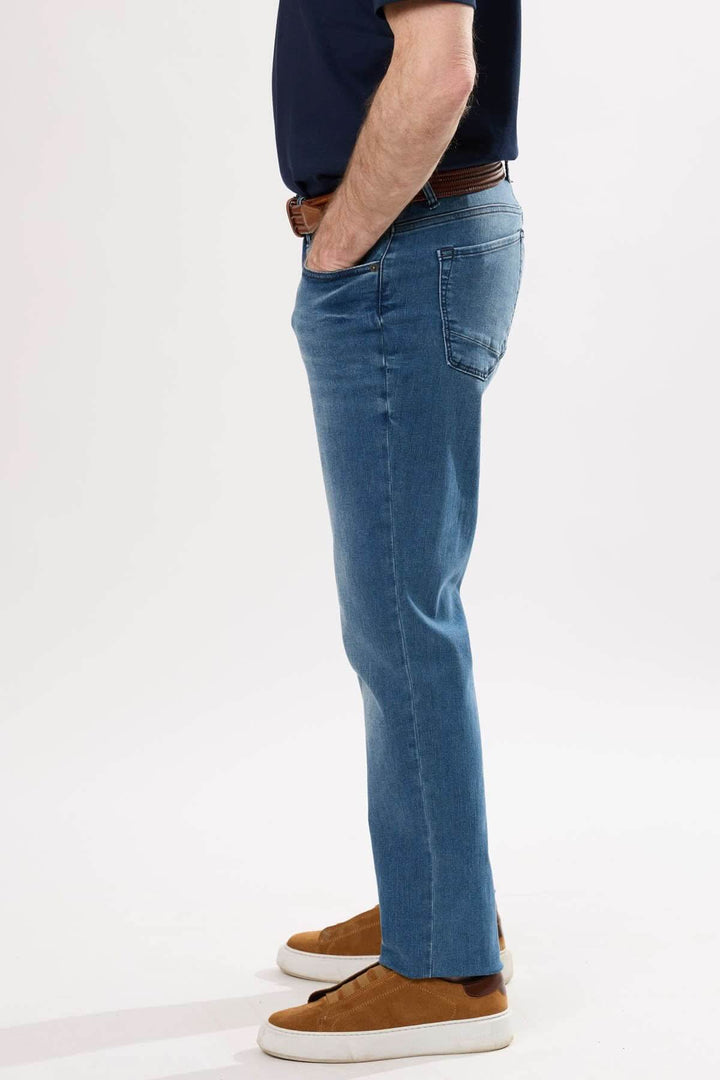 Jean coupe droite pour homme, léger effet usé, confort et style décontracté.