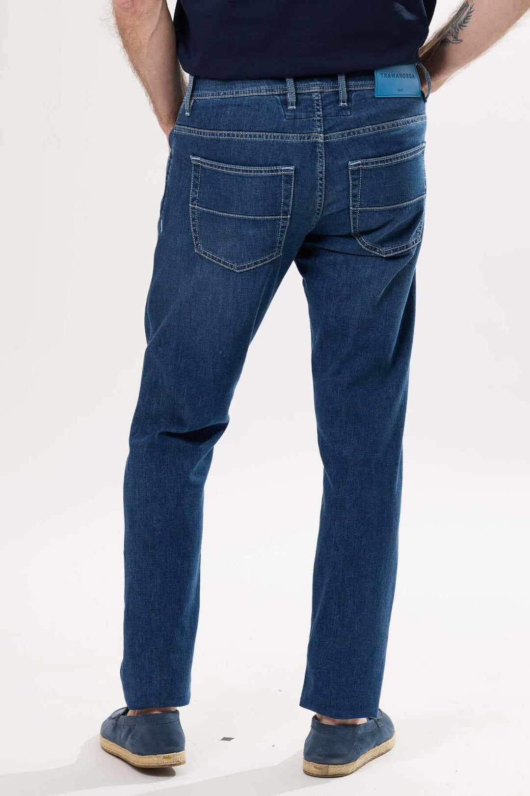 Jean coupe droite en denim extensible, finition délavée, vue arrière, adapté pour un look décontracté et moderne.