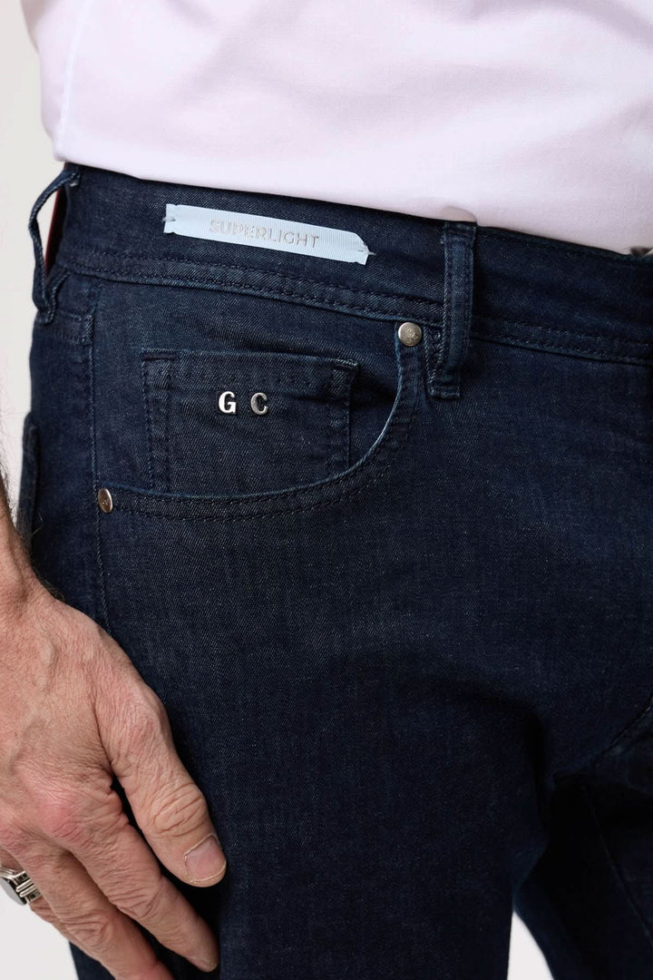 Détail d'un jean coupe droite en denim brut, poches arrière visibles et finition élégante, idéal pour un look quotidien.