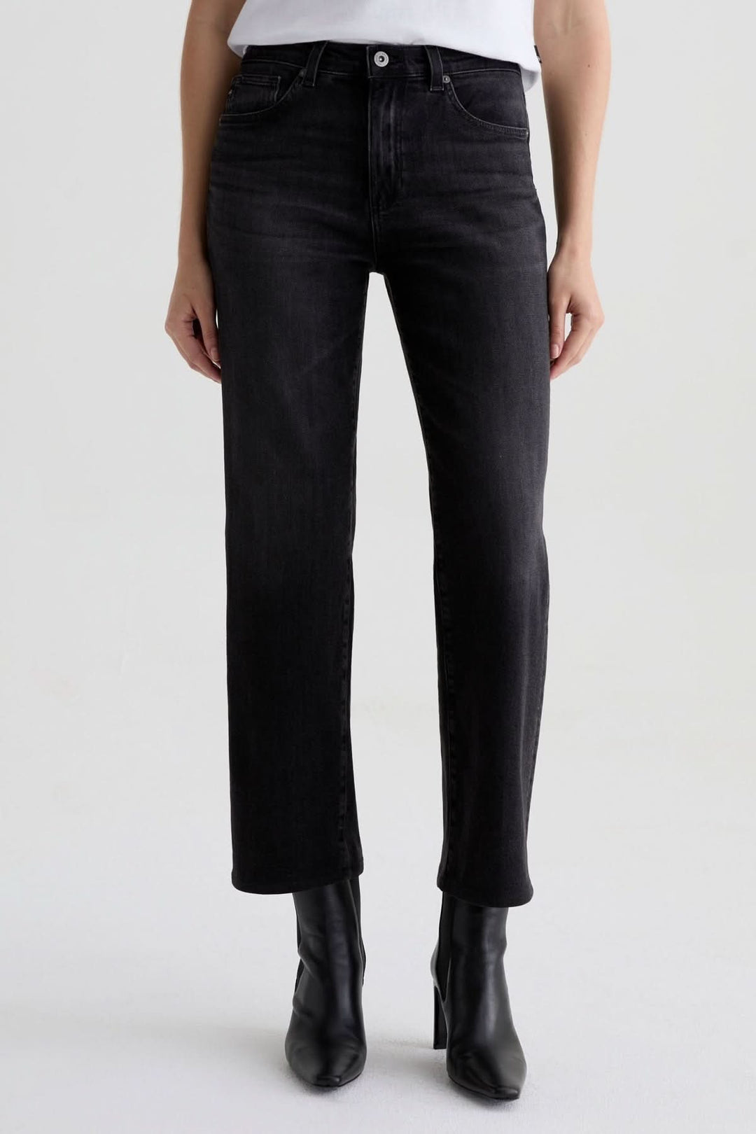 Jean à coupe droite noir délavé moderne et polyvalent, parfait pour un look chic décontracté, décrit en français.