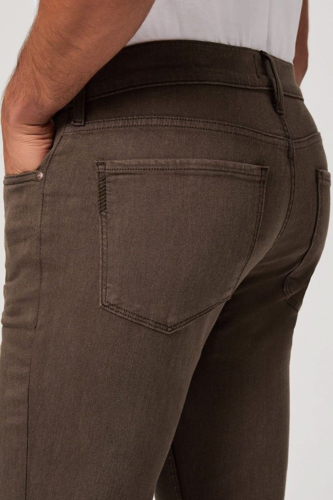 Jean de coton Coupe Lennox avec taille ajustée en denim Transcend, teinte brun pigmenté nuancé de reflets rougeâtres.