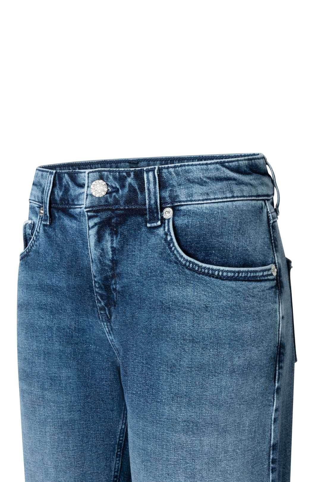 Jean droit avec délavage subtil et coupe intemporelle, parfait pour des looks soignés ou décontractés.