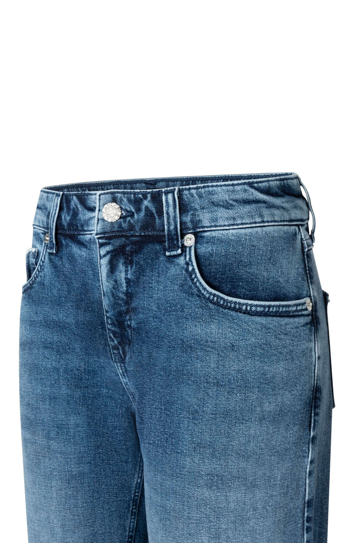 Jean droit avec délavage subtil et coupe intemporelle, parfait pour des looks soignés ou décontractés.